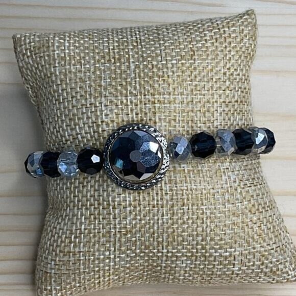 Beaded Stretch Bracelet With Faceted Black Clear Beads Silver Toned Centerpiece - Picture 3 of 5